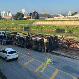 Carga de madeira tomba de caminhão e interdita via na Beira Rio