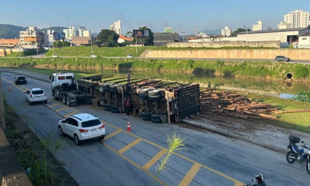 Carga de madeira tomba de caminhão e interdita via na Beira Rio