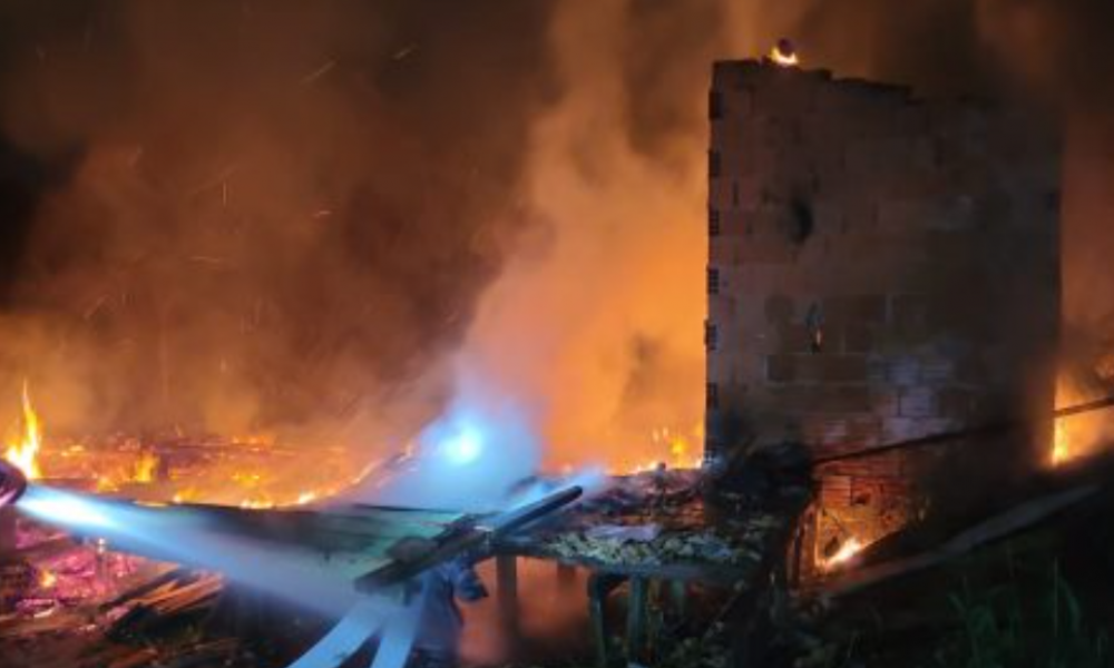 Incêndio em residência abandonada mobiliza Corpo de Bombeiros 