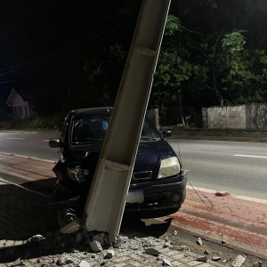 Dois homens batem carro em poste e fogem do local em Tijucas