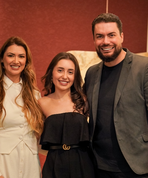 Novo showroom da Allita Colchões ganha vitrine assinada por Laís Santana
