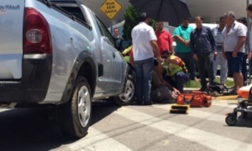 Acidente grave deixa motociclista preso embaixo de veículo