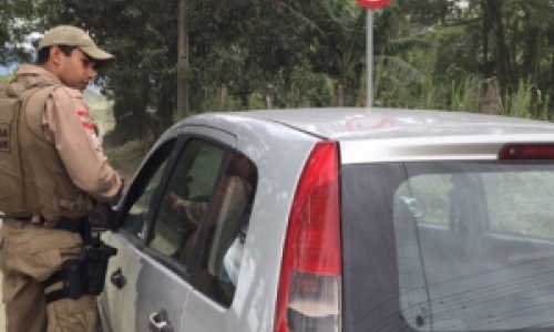 Polícia Militar faz abordagens no trânsito; veículo e moto foram apreendidos