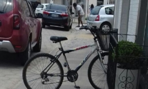Pedestre reclama que bicicletas ficam na calçada 