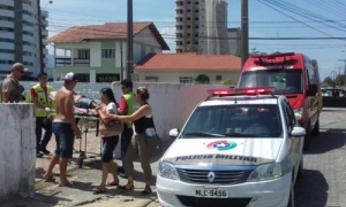 Polícia e bombeiros são acionados para conter usuário de droga 