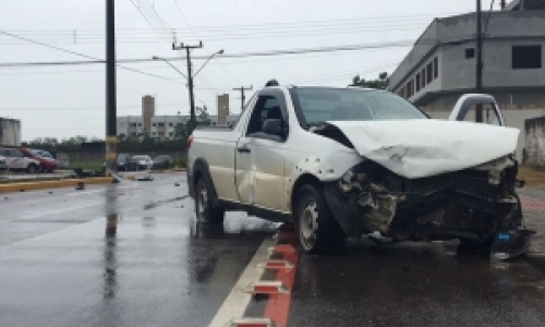 Carro se envolve em colisão em cruzamento e bate em poste