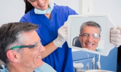 Nova modalidade de implantes permite substituir dentaduras 