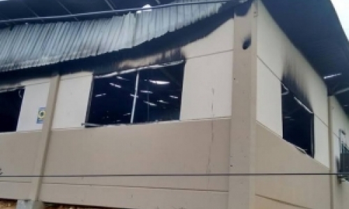 Incêndio de grandes proporções destrói galpão de empresa de confecção