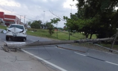 Veículo derruba poste após batida durante madrugada em Tijucas