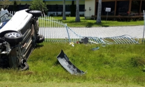 Carros se envolvem em colisão e vão parar fora da pista após capotagem