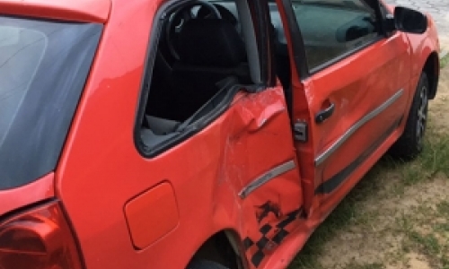 Batida em cruzamento deixa porta de carro destruída, condutor de moto se feriu