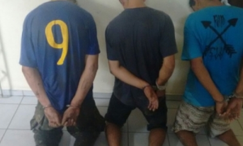 Troca de tiros entre policiais e traficantes termina com quatro detidos
