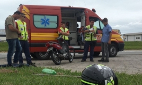 Motociclista sai praticamente ileso após colisão com caminhão 