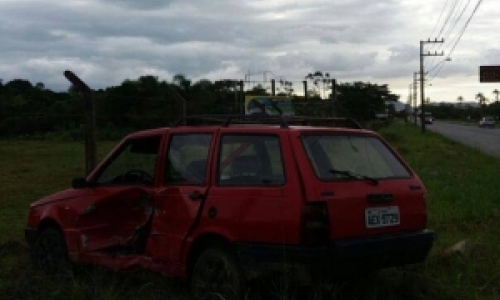 Após colisão entre dois veículos, um acaba saindo da pista 