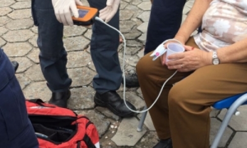 Idosa é atropelada por moto enquanto atravessava na faixa de pedestre