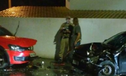 Colisão frontal entre dois veículos é registrada no Centro de Porto Belo