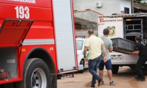 Filha é suspeita de ter matado e enterrado corpo do pai em quintal de casa