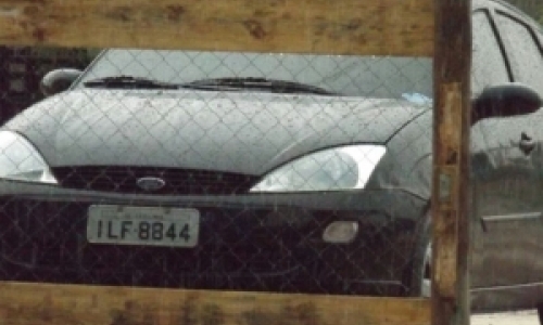Veículo tomado em assalto é encontrado abandonado