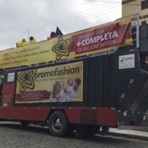 Trio elétrico invade São João Batista em ação promocional de loja