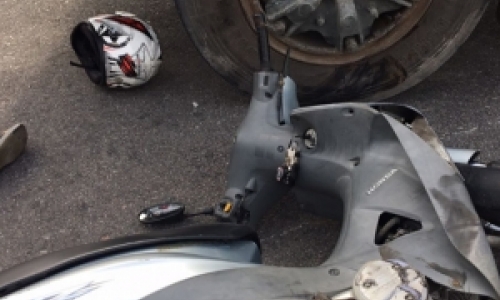 Durante ultrapassagem, motociclista bate em carreta e fica ferido