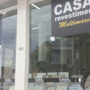 Em novo endereço, loja de revestimentos oferece local amplo e bem localizado 