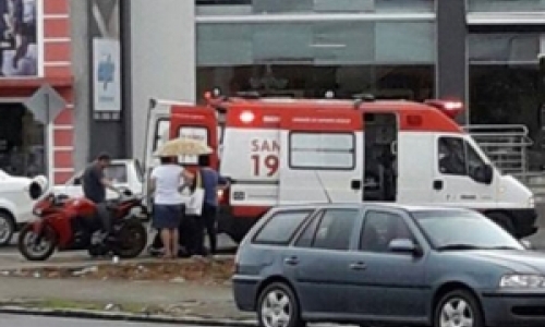 Motociclista fica ferido após perder o controle do veículo e sofrer queda