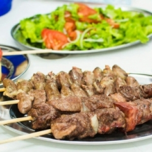 Novo estabelecimento em Tijucas realiza delivery de espetinho e bebidas