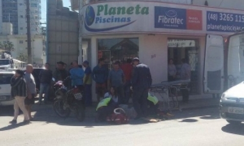 Motociclista fica ferida após colisão entre motocicleta e carro 