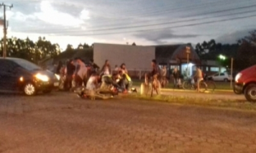 Motociclista fica ferido após colidir com carro em Tijucas