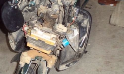 Condutor sem habilitação para moto fica ferido após colisão com carro 