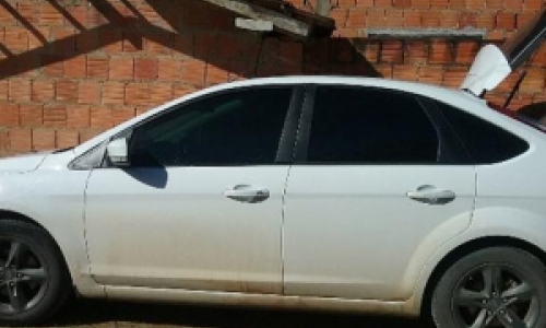 Veículos com registro de furto são encontrados em residência