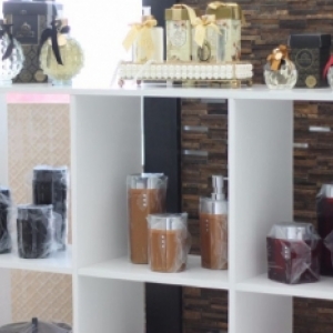 Bancadas e essências completam decoração de banheiro para mães