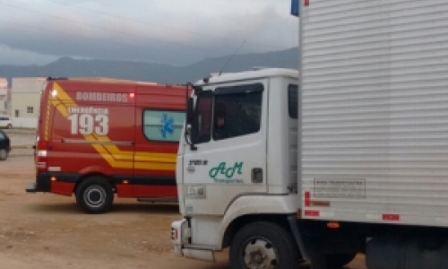 Motorista de caminhão sofre queda ao descer do veículo