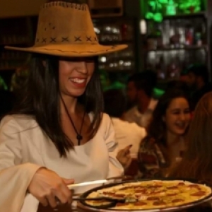 Noite temática na selva serve rodízio de pizzas e petiscos