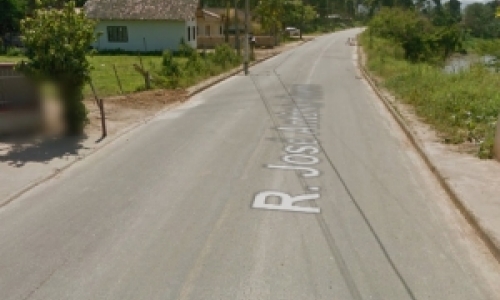 Homem tem celular roubado por motociclista armado