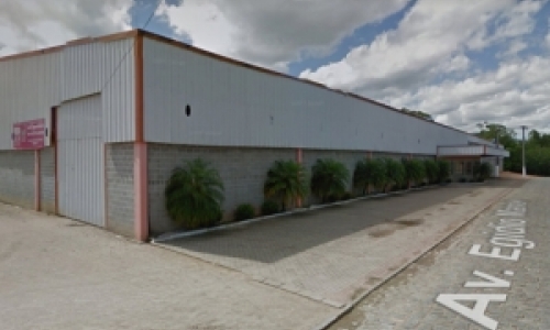 Assaltantes armados rendem jogadores e roubam objetos