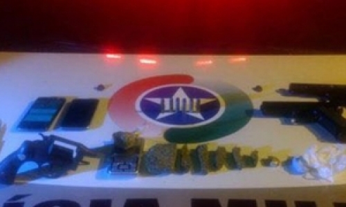 Jovem é preso por tráfico; armas e drogas são apreendidas