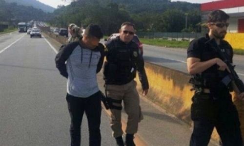 Veículo roubado é recuperado e condutor preso