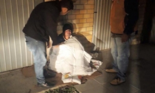 Moradores de rua recebem cobertores em noites de frio