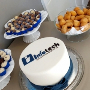 Loja completa um ano e faz coquetel para recepcionar clientes