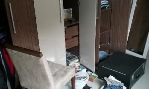 Casa é arrombada; veículo suspeito é flagrado por vizinhos