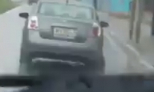 Vídeo de carro com pneu furado viraliza e polícia encontra carro tomado em assalto