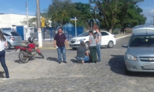 Mulher fica ferida após colisão envolvendo carro e moto em Tijucas