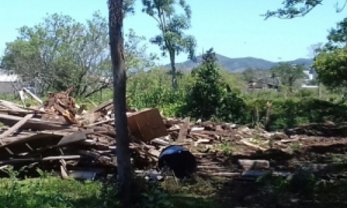 Casa no centro de Tijucas construída em área irregular é destruída
