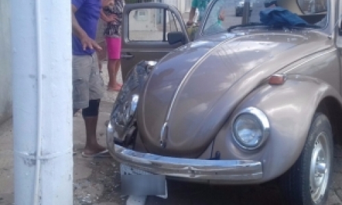 Após colidir o carro contra um poste, jovem é encaminhado ferido para o hospital