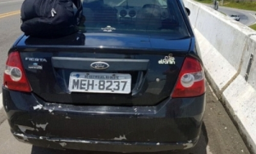 Fita isolante é usada para adulterar placa de carro com registro de roubo/furto em Tijucas
