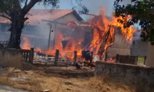 Casa de madeira fica completamente destruída após incêndio