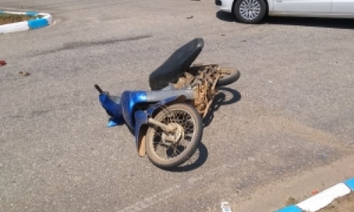 Carro e motocicleta colidem próximo ao trevo de acesso do município