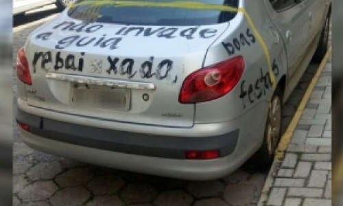 Turista tem carro pichado por moradora ao parar em local proibido