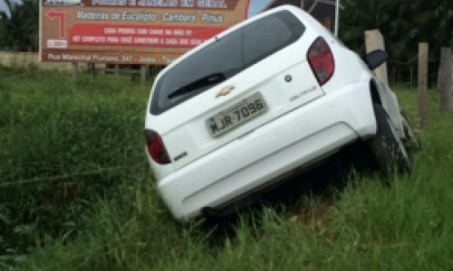 Motorista se distrai, perde o controle da direção e veículo sai da via